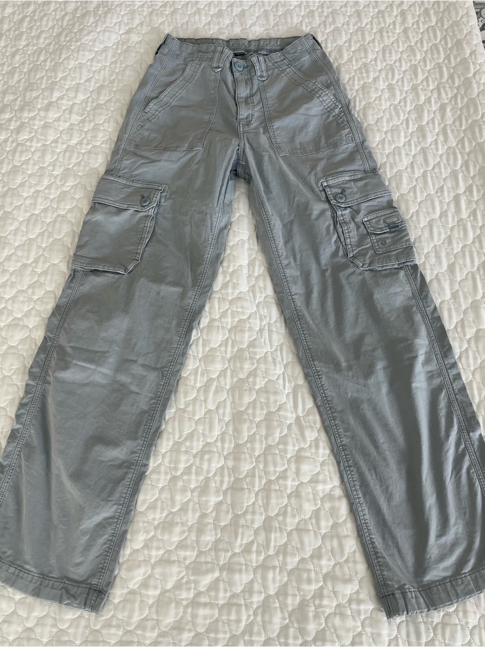 American Eagle Outfitters Woman’s Light Gray Cargo Pants / Size 2